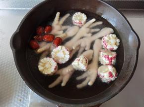 加水没过，放入红枣和玉米。大火煮开。