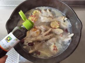 酱油2勺，搅匀调味。