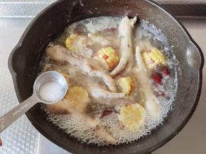 炖到凤爪软糯，加盐1勺，继续炖煮10分钟。