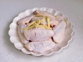 鸡翅划两刀加姜丝。