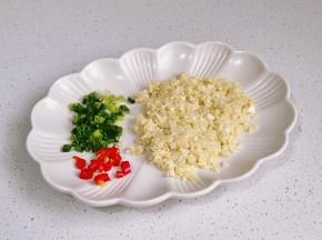 蒜，葱花，小米辣切好。