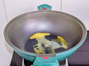 锅中加黄油小火融化。