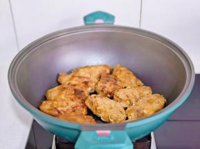 煎至金黄翻面煎熟。