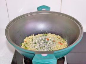 起油锅加蒜末葱花小米辣，炒出香味+半碗水，半碗水。