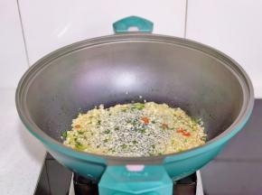 起油锅加蒜末葱花小米辣，炒出香味+半碗水，半碗水。