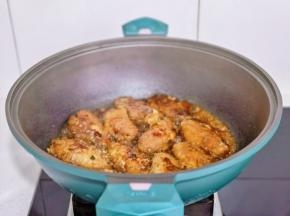 倒入煎好的鸡翅，中火煎至浓稠即可。