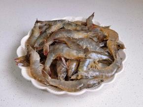 基围虾处理好。
