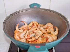 中火翻炒至变色。