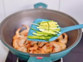 加入葱姜翻炒。