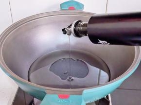 帝伯朗城市锅中倒入食用油。