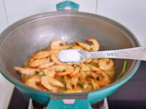 按个人口味加盐调味，快翻从城市锅中盛出。