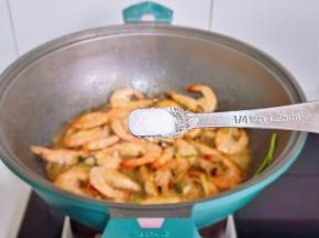 按个人口味加盐调味，快翻从城市锅中盛出。