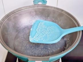 中小果煮至西米半透明。
