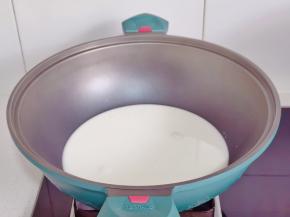牛奶倒入锅中。