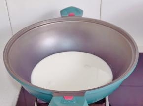 牛奶倒入锅中。