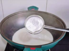 加入白凉粉煮沸关火。