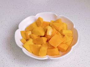 芒果切小块。