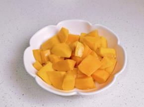 芒果切小块。