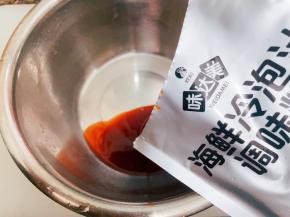 一袋味达美海鲜冷泡汁，再加入250克矿泉水搅拌均匀