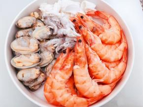 小海鲜沥干水分摆入盘里