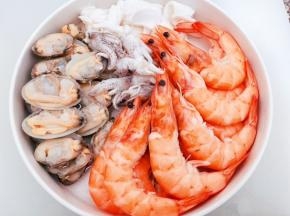 小海鲜沥干水分摆入盘里
