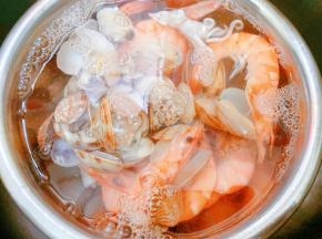 煮好的海鲜泡一会儿冰水更为爽口