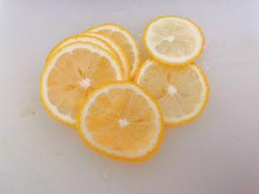 柠檬切成薄片，去除柠檬籽