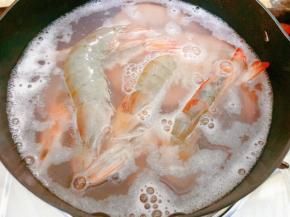 烧一锅水，先把白虾，花蛤和鱿鱼仔分别煮熟