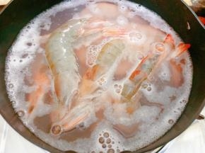 烧一锅水，先把白虾，花蛤和鱿鱼仔分别煮熟