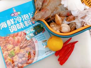准备好食材，我今天准备的是白虾，花蛤和鱿鱼仔
