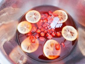 再加入柠檬片和小米辣