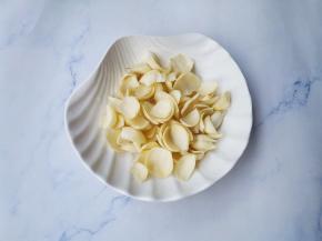 百合洗净掰小块。