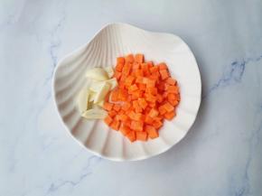 大蒜切片，胡萝卜切粒。