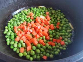 加入胡萝卜炒熟，