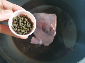 猪肝冷水入锅，放一勺花椒粒，