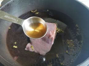 一勺葱姜料酒，煮10分钟至熟捞出过一遍凉开水，