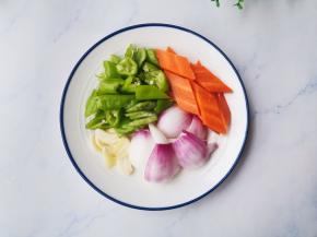 辣椒洗净切滚刀块，洋葱切片，大蒜切片。