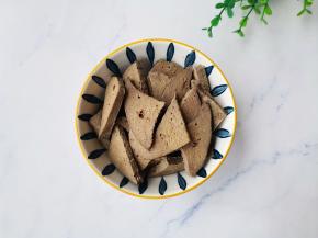 洗净切片备用。