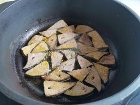 锅中热油炒下猪肝，