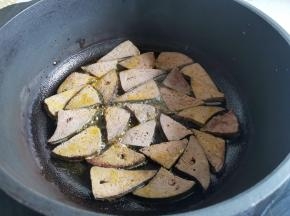 锅中热油炒下猪肝，