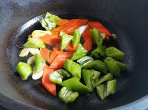 热油下蒜片爆香，胡萝卜，加辣椒炒软，