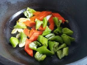 热油下蒜片爆香，胡萝卜，加辣椒炒软，