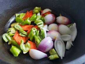 加洋葱炒1分钟，