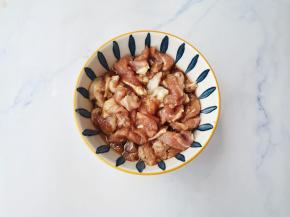 瘦肉切碎，加1勺生抽，1勺料酒，1勺橄榄油，1勺盐抓匀腌制5分钟备用。