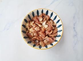 瘦肉切碎，加1勺生抽，1勺料酒，1勺橄榄油，1勺盐抓匀腌制5分钟备用。