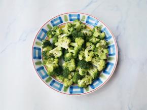 西兰花洗净切小朵，小米椒切断，大蒜切片。