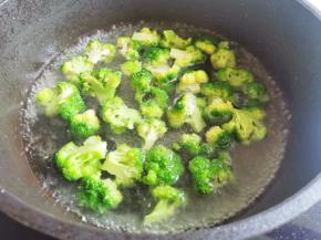 锅中烧开水，滴几滴油，撒少许盐，放入西兰花焯水捞出过凉。