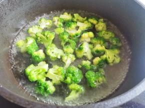 锅中烧开水，滴几滴油，撒少许盐，放入西兰花焯水捞出过凉。