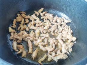 瘦肉切碎，加1勺生抽，1勺料酒，1勺橄榄油，1勺盐抓匀腌制5分钟备用。