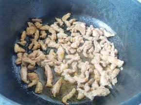 瘦肉切碎，加1勺生抽，1勺料酒，1勺橄榄油，1勺盐抓匀腌制5分钟备用。